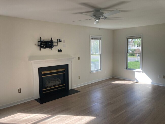 Building Photo - Lovely Four Bed Two and Half Bath Home in ...