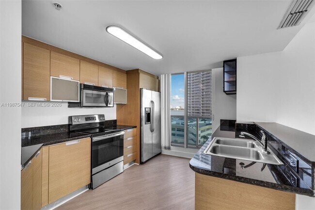 Foto del edificio - 1881 79th Street Causeway