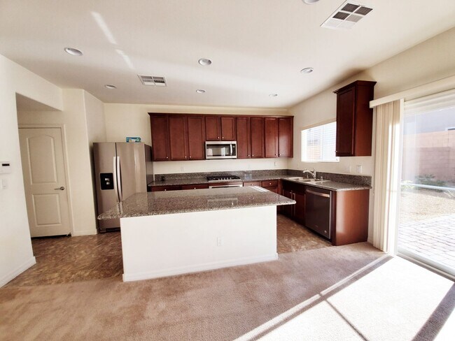Building Photo - 3 BEDROOM HOME WITH ROOFTOP DECK! STRIP VIEWS!