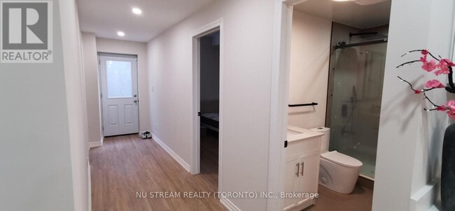 Building Photo - 15 Comet St