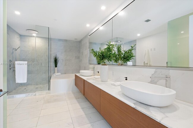 Building Photo - 10203 Collins Ave