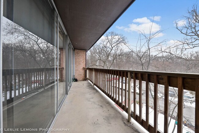 Foto del edificio - 5700 Hillcrest Ln