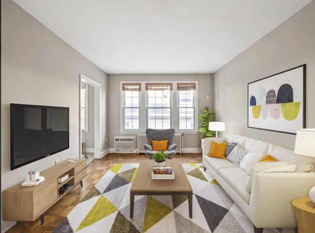 Foto del edificio - 4491 MacArthur Blvd NW