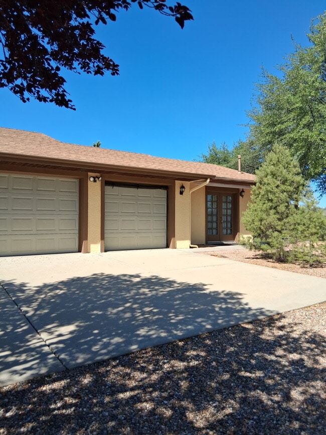 Garage and workshop - 2590 W Green Brier Dr
