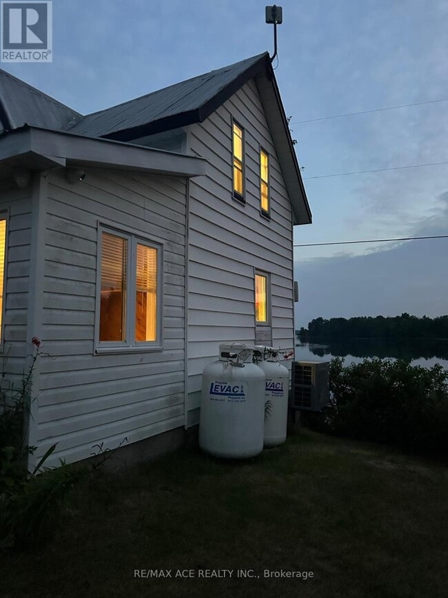 Photo du bâtiment - 716 County Rd 15