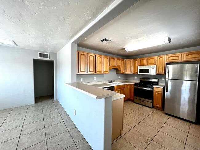 Building Photo - Remodeled bungalow in Central Tucson