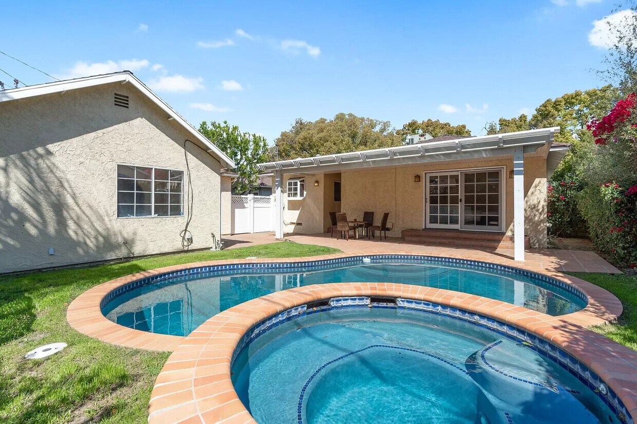 Magnífica imagen de la piscina mirando la casa - 14024 Peach Grove St