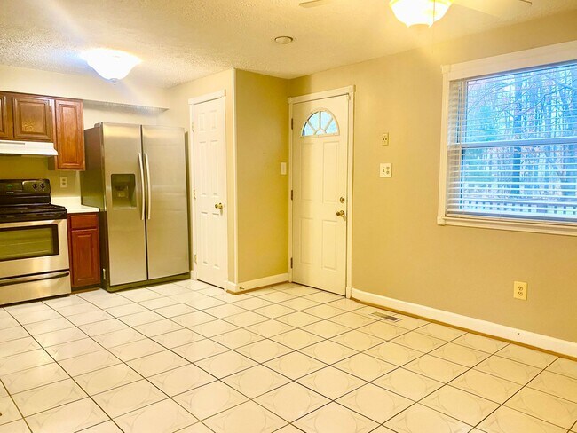 Foto del edificio - 3 Bedrooms Plus 2 Bonus Rooms!!! 2.5 Baths...