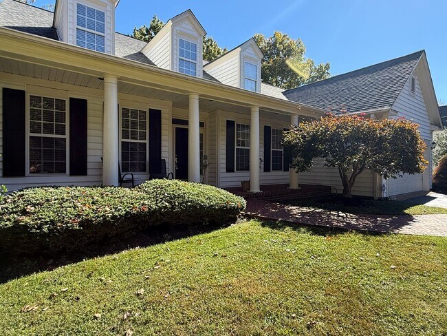 Foto del edificio - 935 Charter Oaks Dr