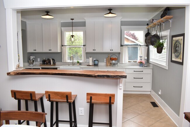 Building Photo - Coming soon - Charming North End Craftsman Near Proctor District!