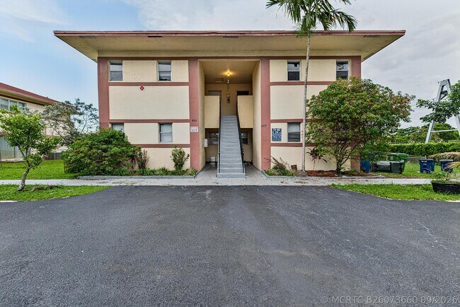 Building Photo - 825 SW 10th St