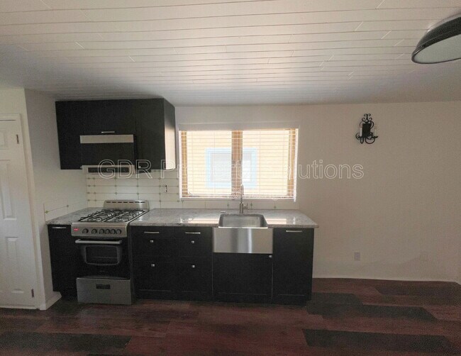 Foto del edificio - 300 San Pasquale Ave NW