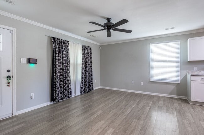 Foto del edificio - Welcome to this charming home in Newport News "ASK ABOUT OUR ZERO DEPOSIT"