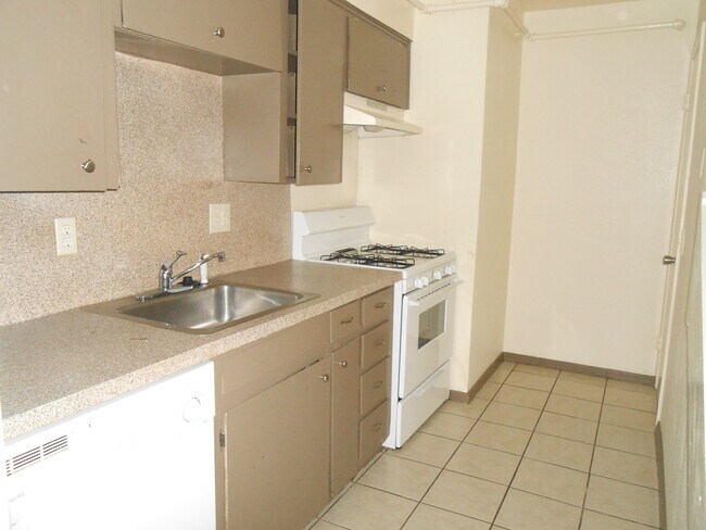 Building Photo - Highly Desirable South Irving Townhome!
