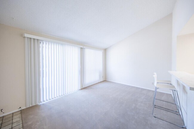 Foto del edificio - 3819 Seven Trees Blvd