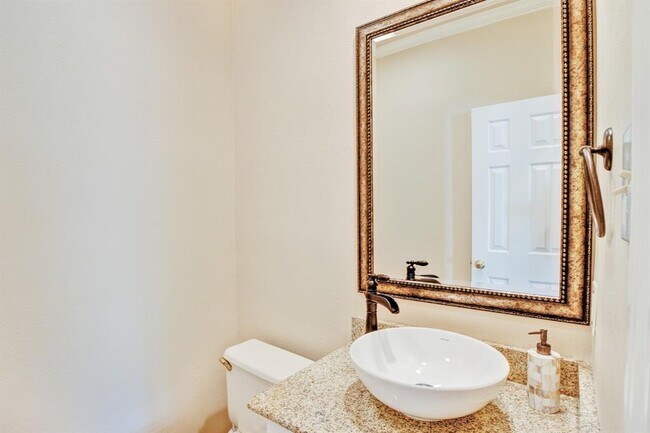 Building Photo - 2900 Creekview Cir