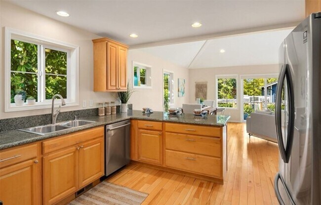 Foto del edificio - Impeccably Maintained and Wonderfully Updated Kenmore Home with 3 Bed and 2.5 Bath