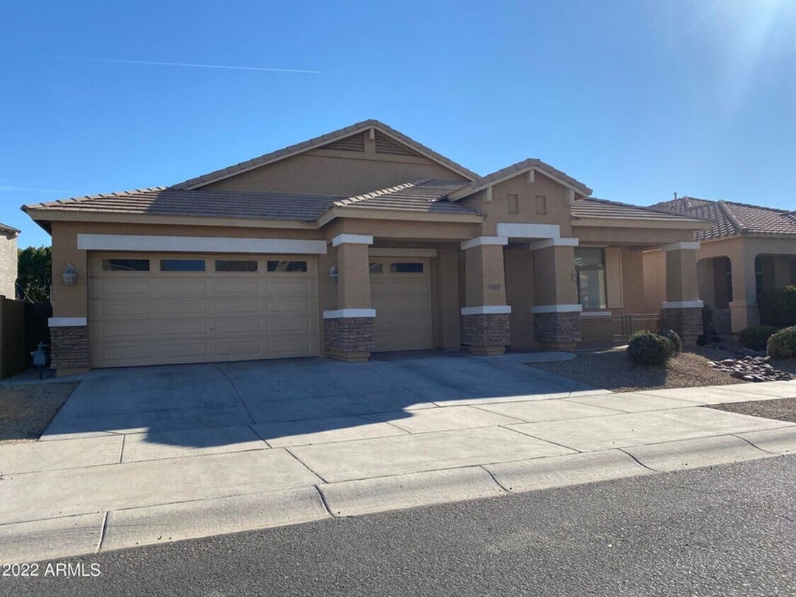 Primary Photo - Spacious 3 bedroom w/bonus room and 3 Car ...