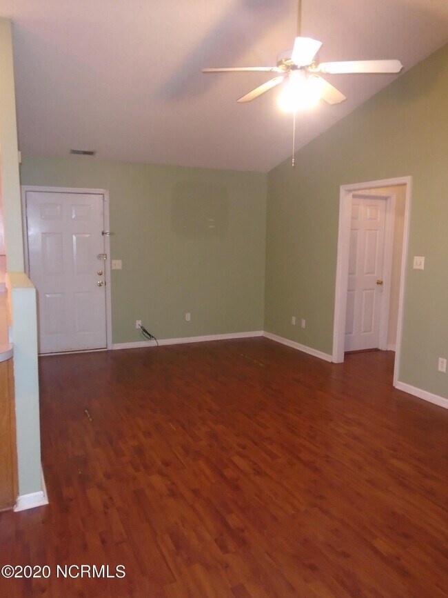 Building Photo - 124 Sweetwater Dr