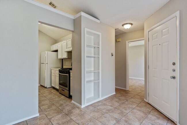 Building Photo - 605/607 Greenlawn BLVD