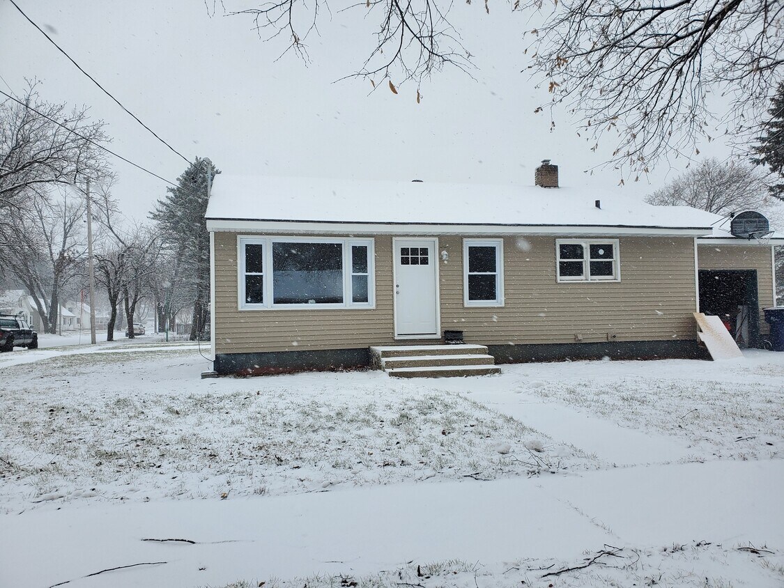 Primary Photo - 105 W State St