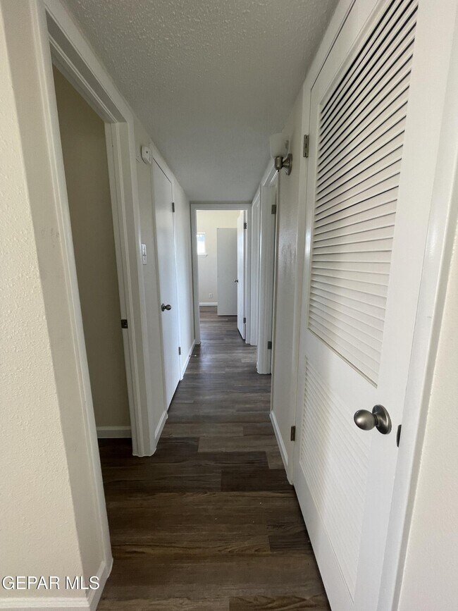 Foto del edificio - 4449 Finch Way