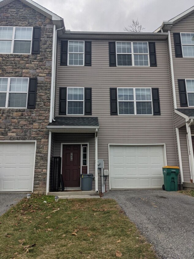 Primary Photo - 3 Bedroom Townhouse for Rent in Waynesboro!