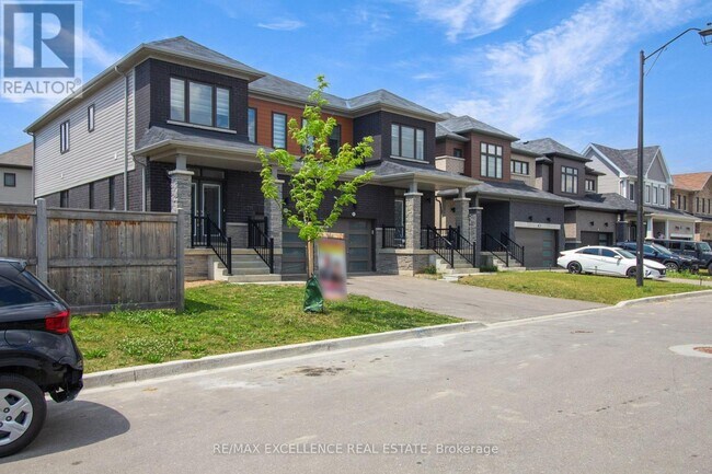 Building Photo - 49 Malcolm Cres