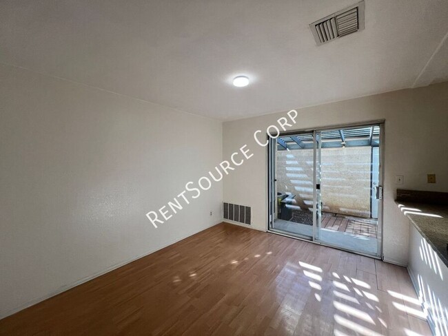 Foto del edificio - 3 Bedroom Two Story Condo for Rent in West...