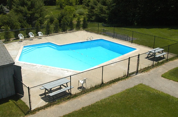 Piscina - The Pines Apartments