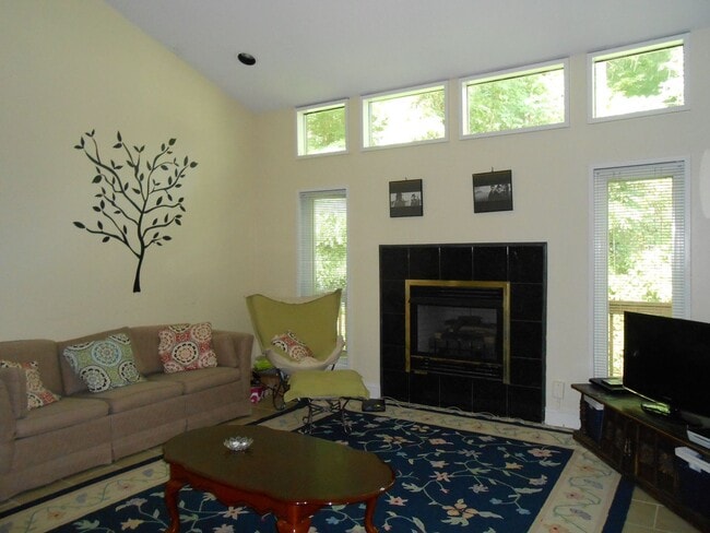 Photo - Leasing for 2026 available June 20 - Franklin Street 3 bedroom/2.5 Bath Townhome