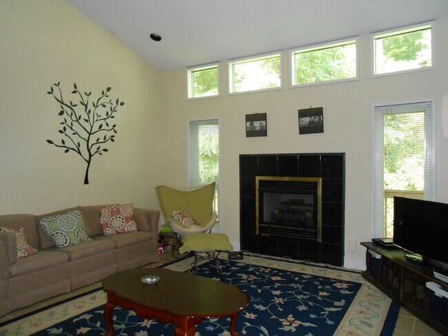 Foto del edificio - Leasing for 2026 available June 20 - Frank...