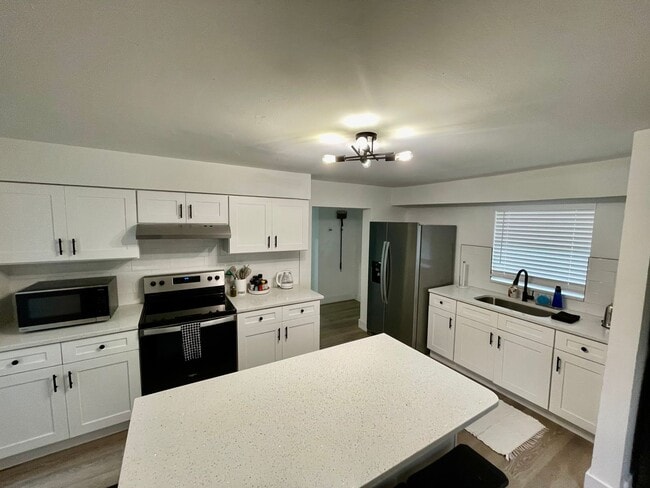 Building Photo - 3 Bedroom 2 Bath House in the Heart of Wes...
