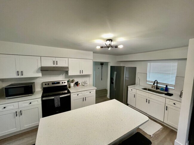 Foto del edificio - 3 Bedroom 2 Bath House in the Heart of Wes...