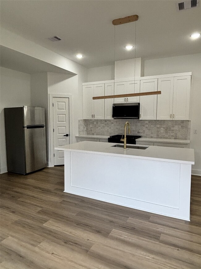 Foto del edificio - 8218 Locksley Rd