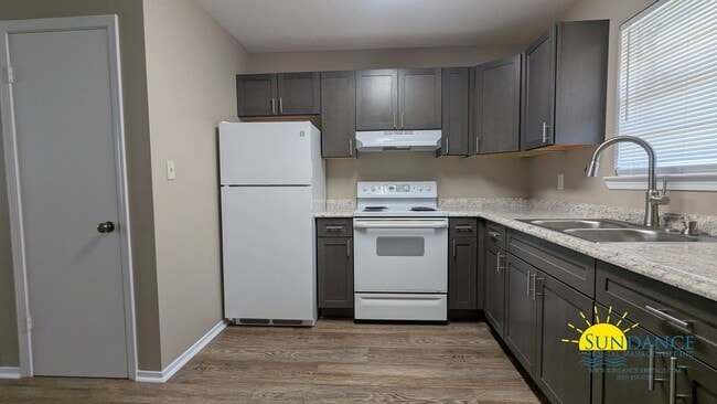 Building Photo - Cozy 2 Bedroom, 1 Bath End Unit in Fort Wa...
