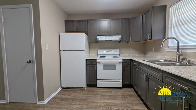 Building Photo - Cozy NEWLY RENOVATED 2 Bedroom Apartment