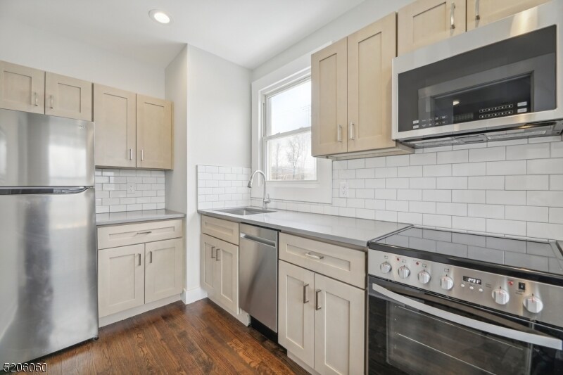 Primary Photo - 180 Maplewood Ave