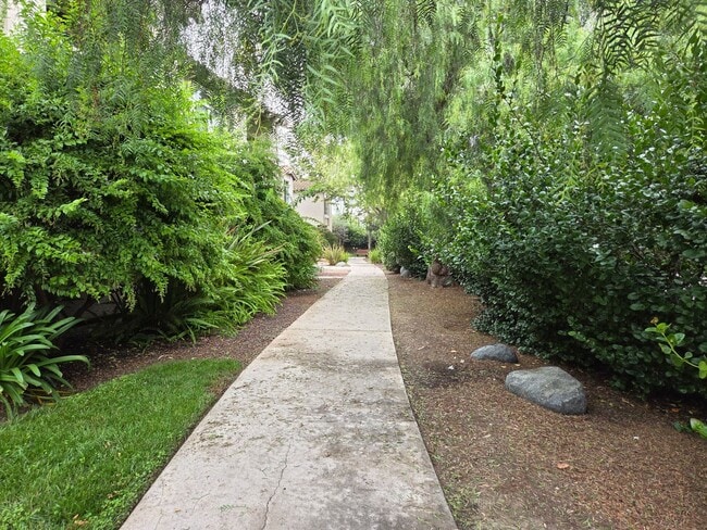 Building Photo - Adorable Rancho Del Oro Condo!