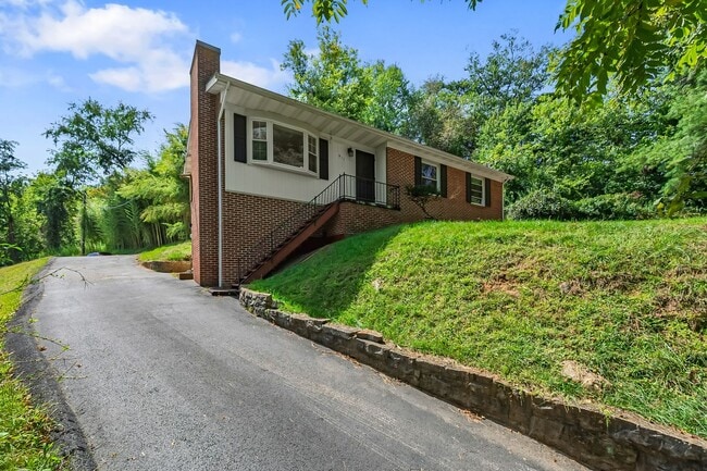Building Photo - 4 bedoom 2 bath home in Blacksburg VA!