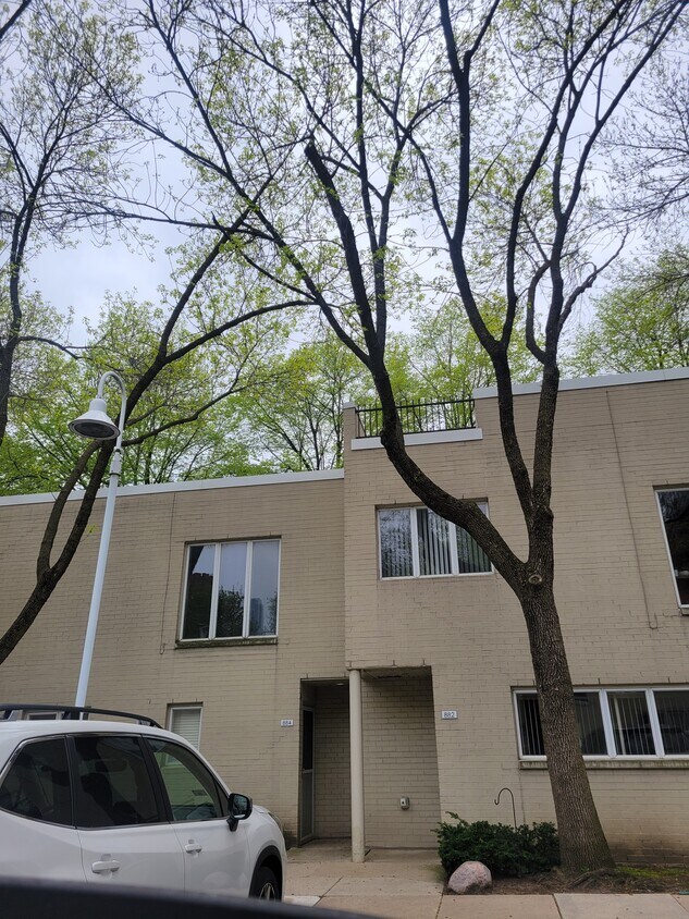 Primary Photo - 884 S Park Terrace