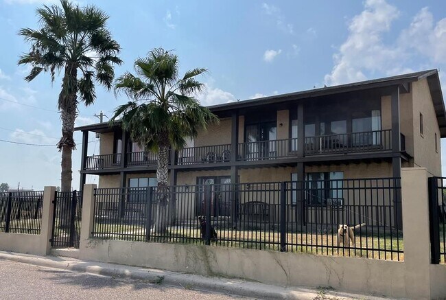 Building Photo - 118 N Shore Dr