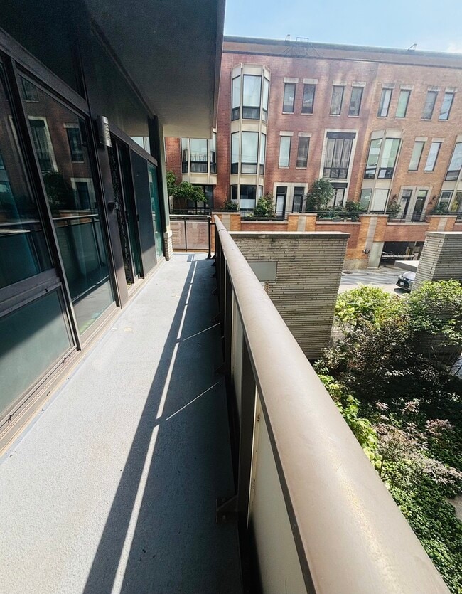 Building Photo - 660 W Wayman St