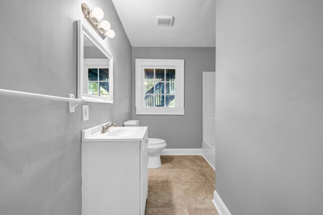 Foto del edificio - SPACIOUS 6 BEDS | 3 BATHS - IN THE HEART O...
