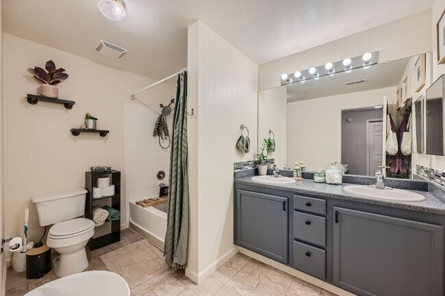 Foto del edificio - 1 bed 1 bath w/ near DIA! $500 MOVE IN SPECIAL
