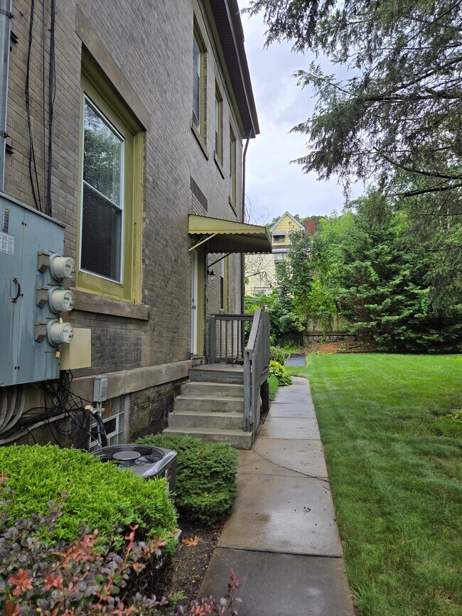 private side entrance - 220 Noble Ave