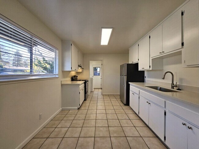 Building Photo - Stunning 3-Bedroom Home in Prime Mountain ...