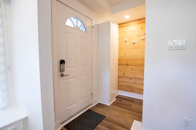 Photo du bâtiment - Woodfield – Beauty! 2 Bdrm 2.5 Bath * Private courtyard * Finished basement!