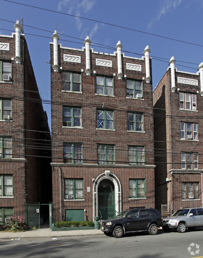 Building Photo - 487 Garfield Ave