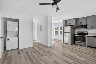 Building Photo - 113 S Lillie Ave